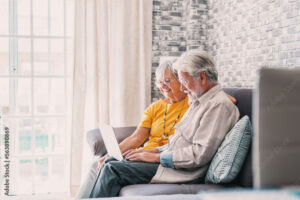 Ehepaar auf Sofa mit Laptop