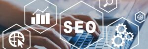 Tastatur mit darüber gelegten Icons SEO und KI