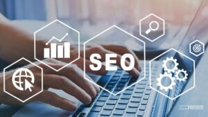 Tastatur mit darüber gelegten Icons SEO und KI