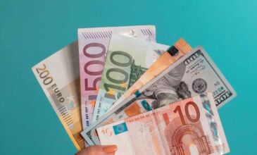 Hand mit Geldscheinen in der Hand